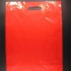 Sac plastique poignées découpées rouge 51µ 35x45+5 cm