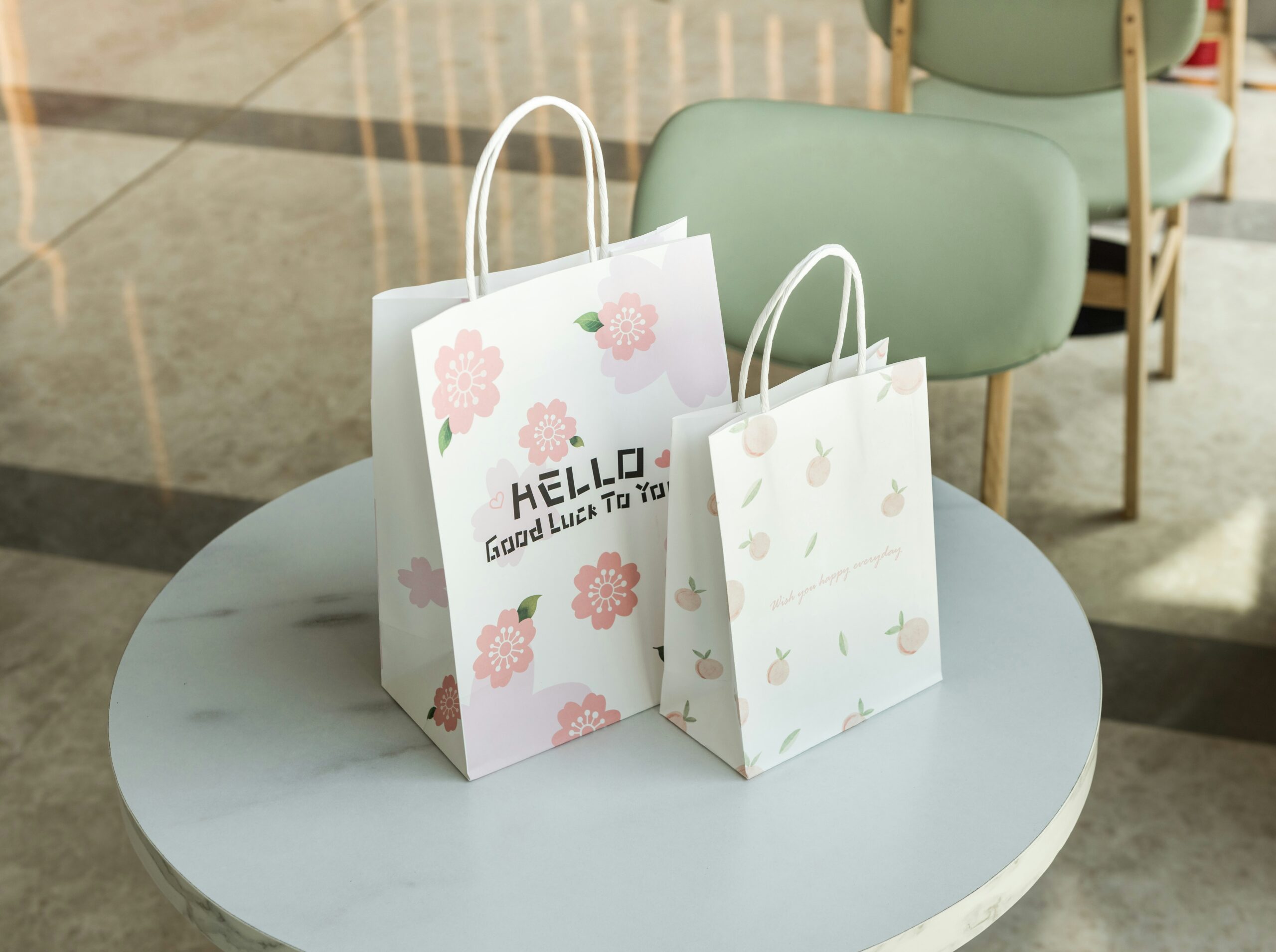 Sacs blancs personnalisés avec logo, idéals pour boutiques et événements professionnels
