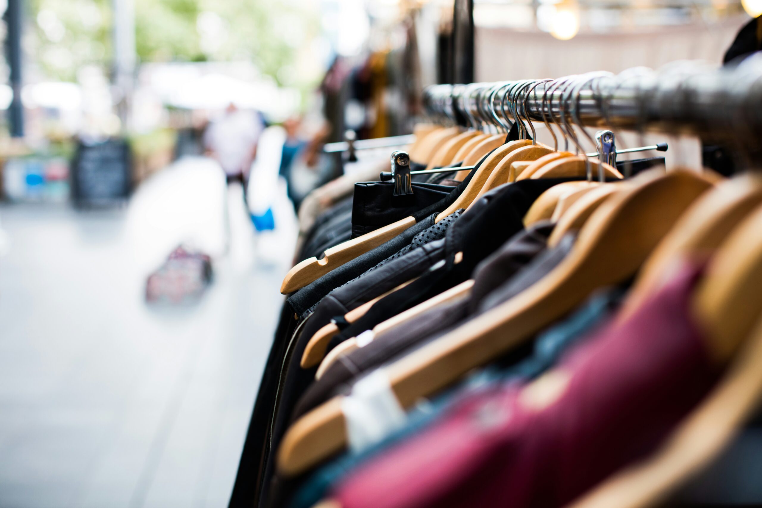 Penderie professionnelle équipée de cintres pour présentation soignée de vêtements en boutique