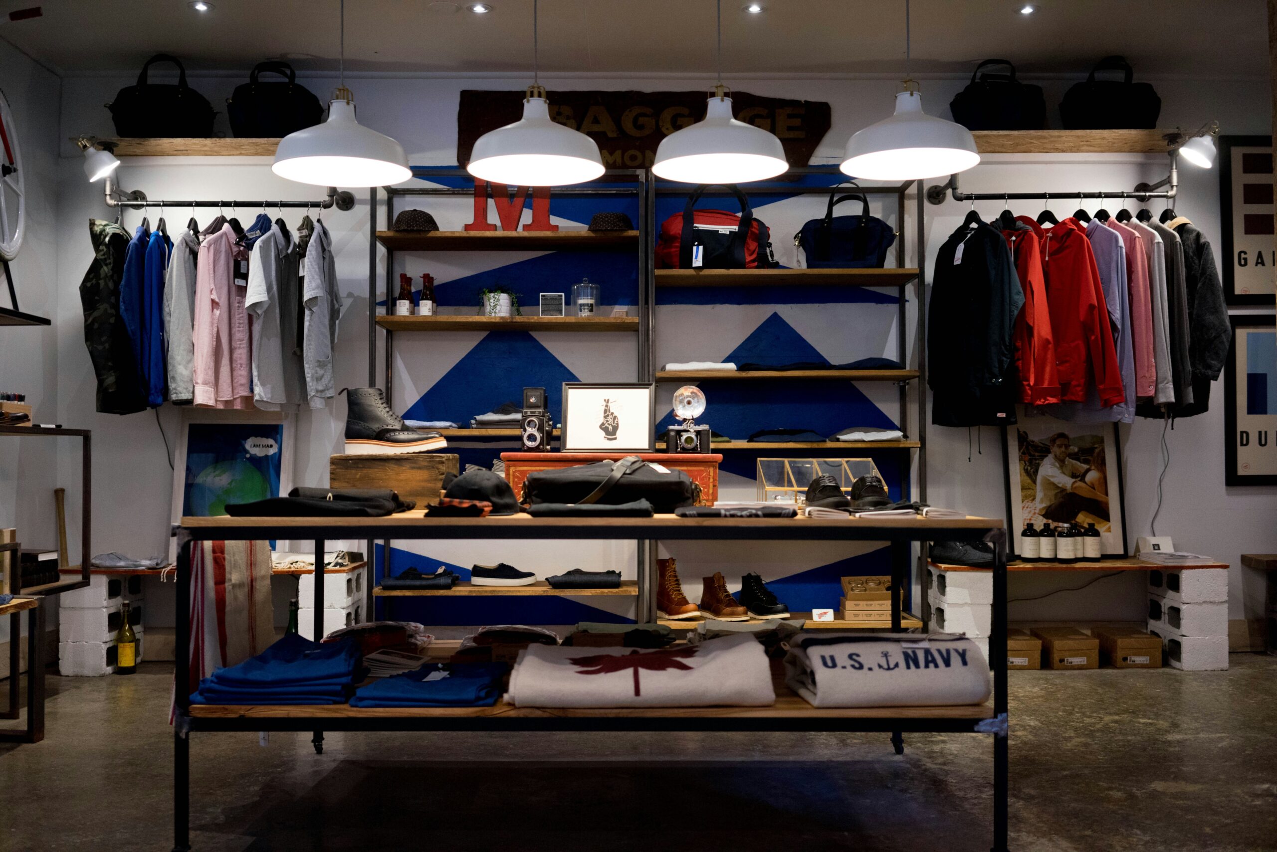 Boutique aménagée avec mobilier professionnel, rayonnage et espace d’accueil structuré