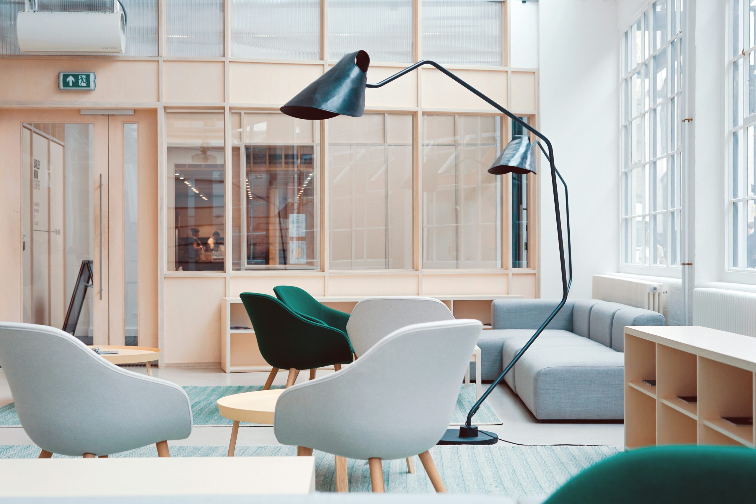 Mobilier intérieur professionnel design pour aménagement de boutique ou espace d’accueil
